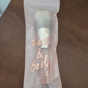 HUDA BEAUTY NYMPH Face & Body Highlighter Brush
